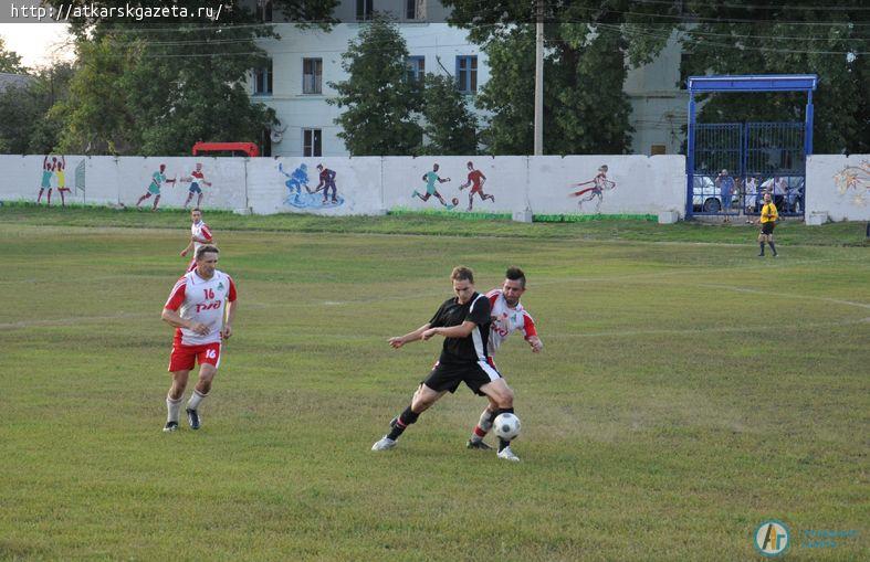 Аткарская сборная по футболу уступила команде Мокроуса (ФОТО)