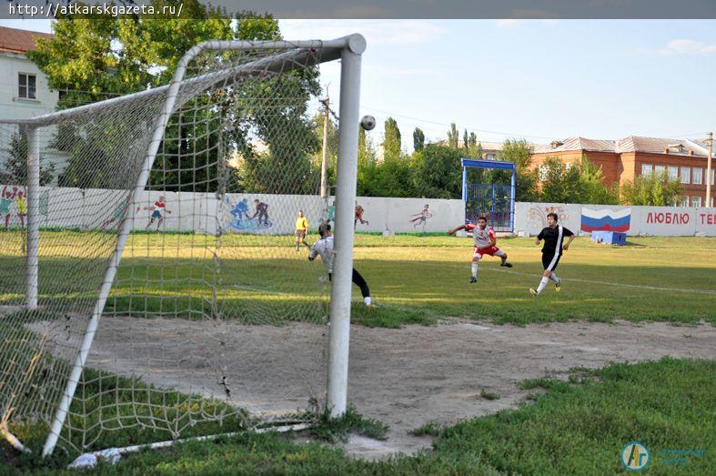 Аткарская сборная по футболу уступила команде Мокроуса (ФОТО)