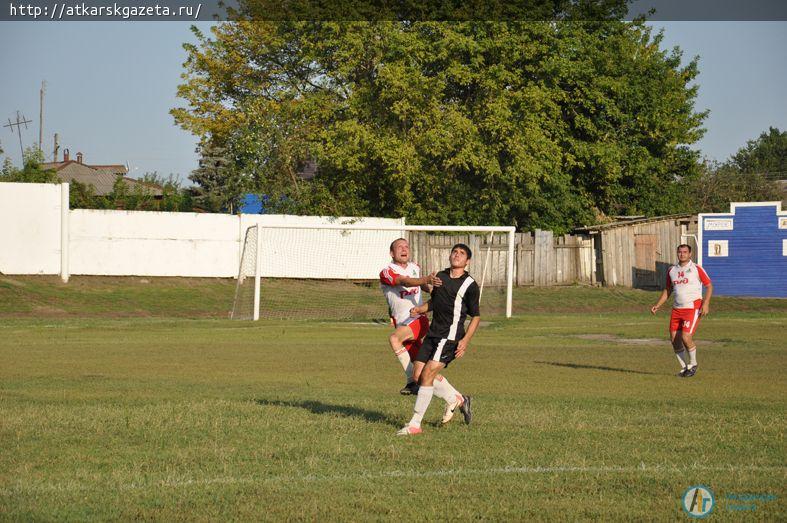 Аткарская сборная по футболу уступила команде Мокроуса (ФОТО)