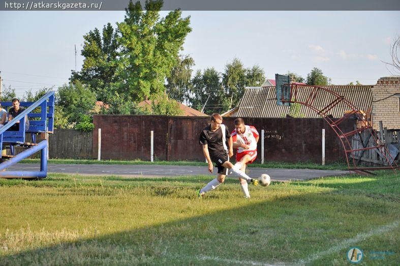 Аткарская сборная по футболу уступила команде Мокроуса (ФОТО)