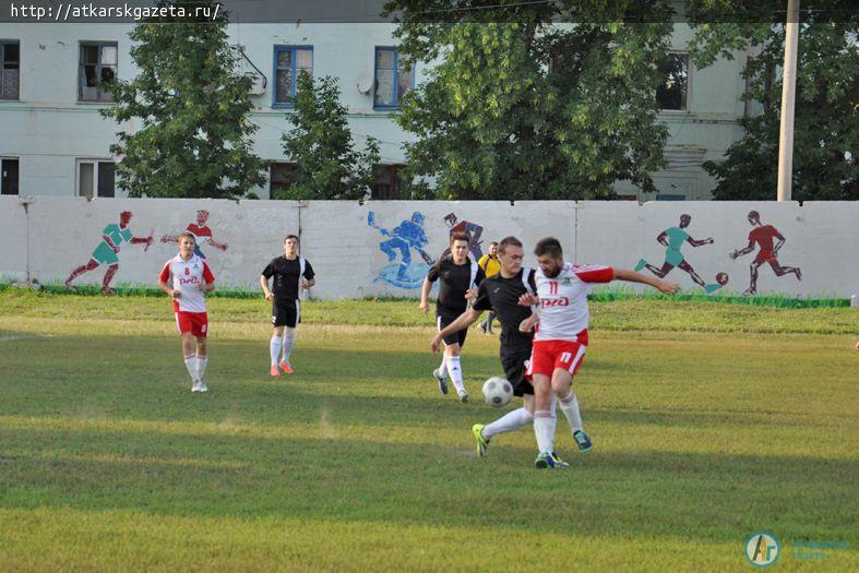 Аткарская сборная по футболу уступила команде Мокроуса (ФОТО)