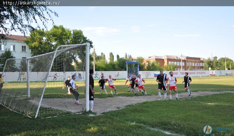 Аткарская сборная по футболу уступила команде Мокроуса (ФОТО)