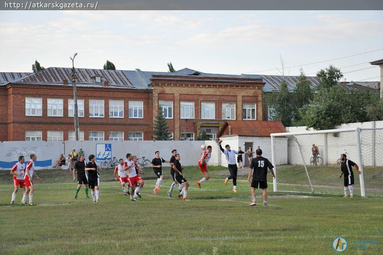 Аткарская сборная по футболу уступила команде Мокроуса (ФОТО)