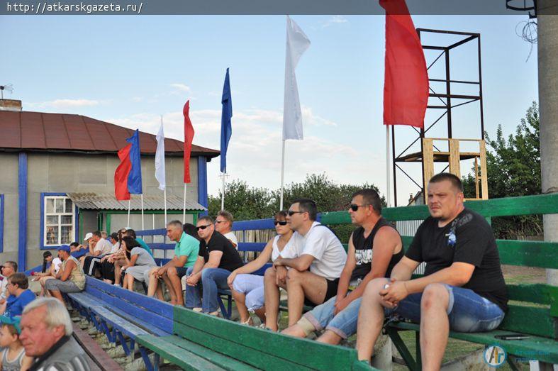 Аткарская сборная по футболу уступила команде Мокроуса (ФОТО)