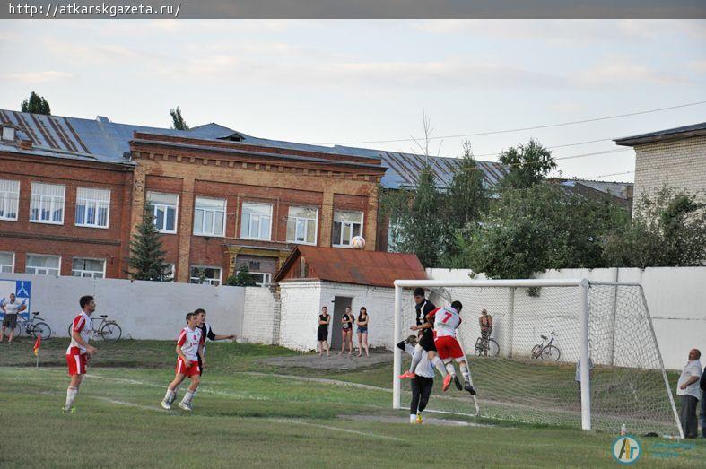 Аткарская сборная по футболу уступила команде Мокроуса (ФОТО)