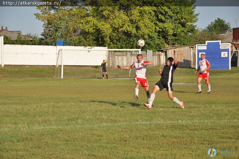 Аткарская сборная по футболу уступила команде Мокроуса (ФОТО)