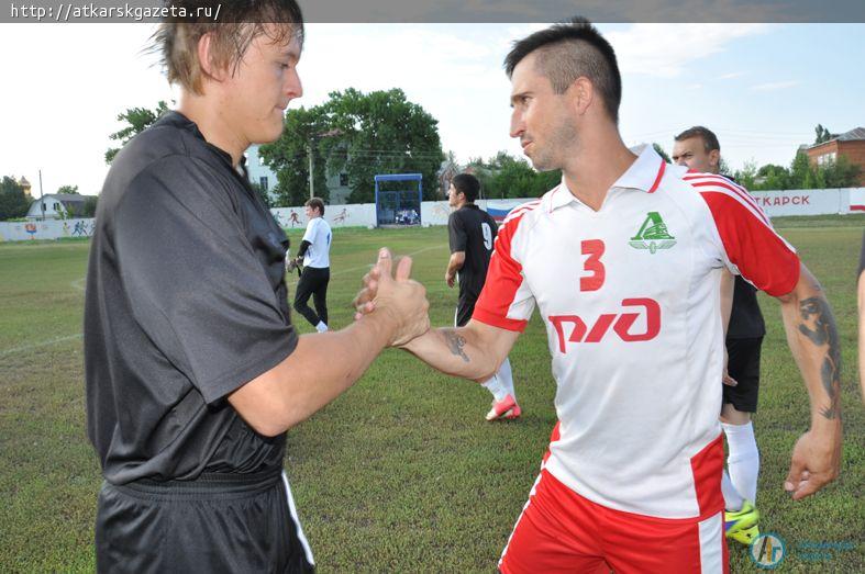 Аткарская сборная по футболу уступила команде Мокроуса (ФОТО)