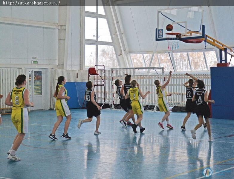 Аткарские баскетболистки одержали победу в честь юбилея района