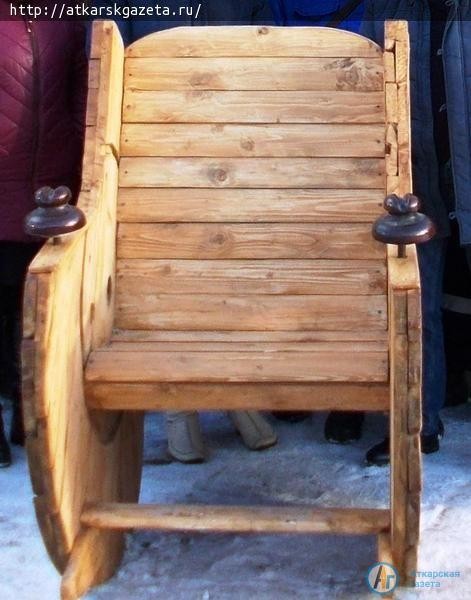 Аткарские энергетики изготовили кресло из кабельного барабана и получили телевизор