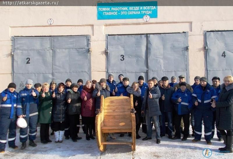 Аткарские энергетики изготовили кресло из кабельного барабана и получили телевизор