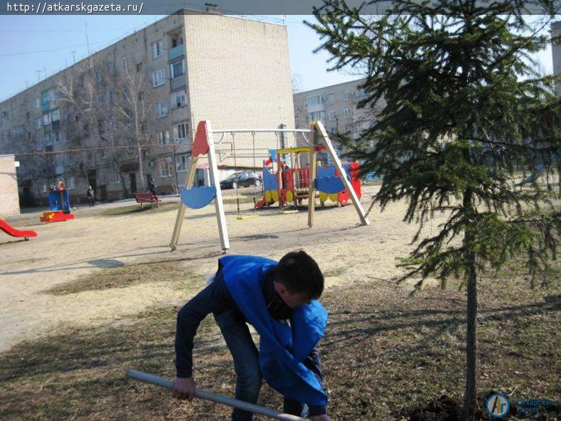 Аткарские молодогвардейцы провели субботник на детской площадке