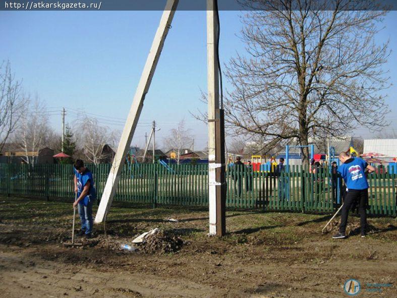 Аткарские молодогвардейцы провели субботник на детской площадке