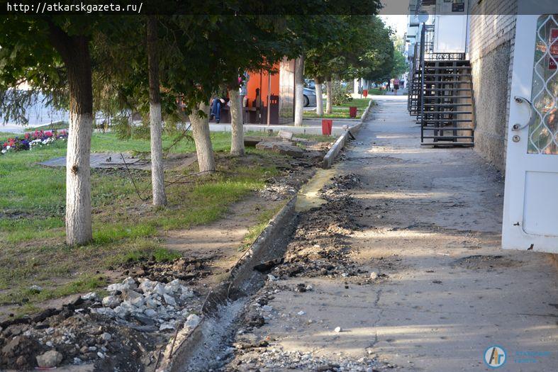 Аткарские предприниматели ко Дню города обновляют тротуар (ФОТО)