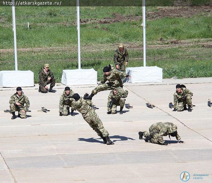 Аткарские школьники прошли маршем перед генерал-лейтенантом полиции