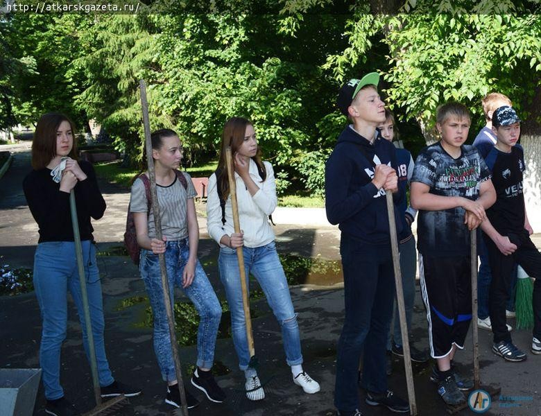 Аткарские школьники зарабатывают на поездки и подготовку к школе (ФОТО)