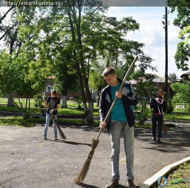 Аткарские школьники зарабатывают на поездки и подготовку к школе (ФОТО)