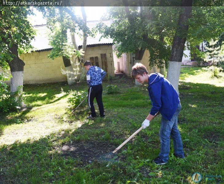 Аткарские школьники зарабатывают на поездки и подготовку к школе (ФОТО)