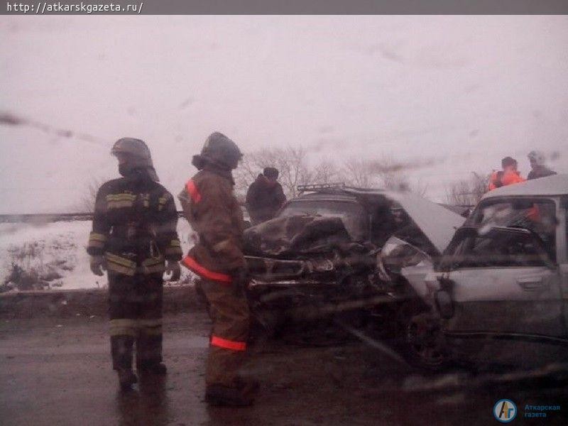 Аткарские спасатели ликвидировали последствия автокатастрофы в соседнем районе
