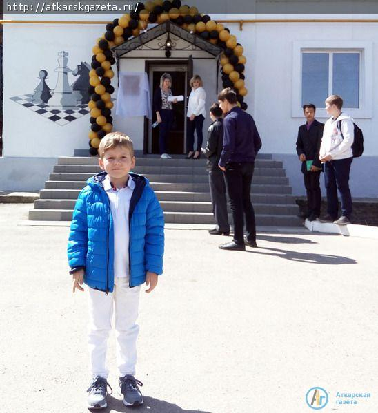 Аткарский первоклассник пообщался с самым молодым гроссмейстером в истории