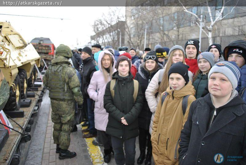 Аткарской молодежи продемонстрировали трофейное оружие сирийских боевиков