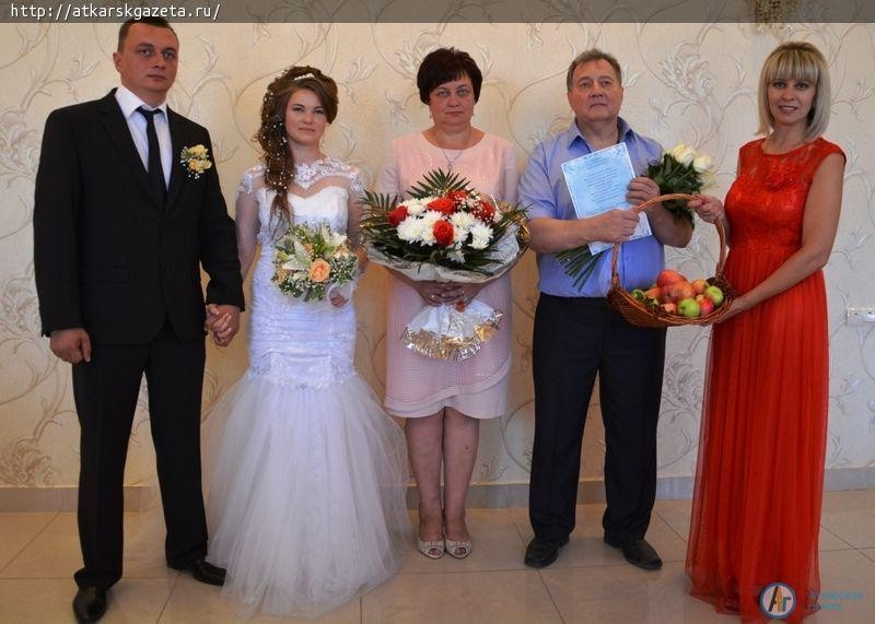 Яблочный Спас в Аткарске ознаменовался драгоценными свадьбами (ФОТО)