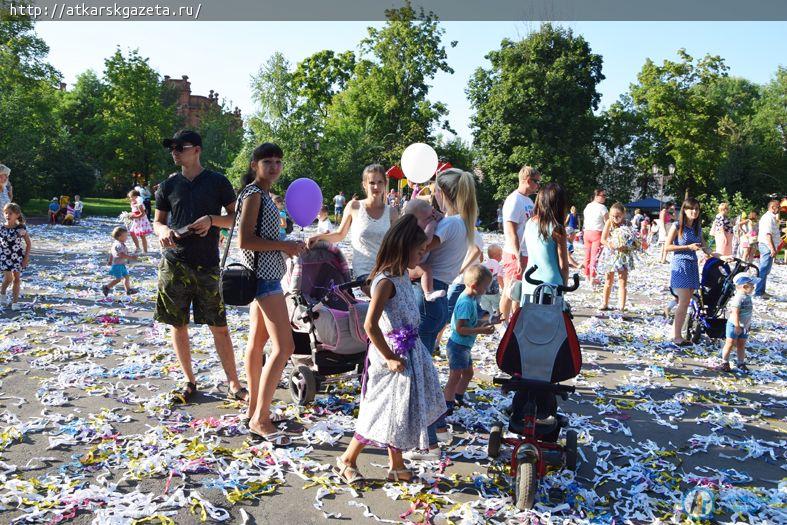 Юные аткарчане пришли в восторг от шоу мыльных пузырей (ФОТО)