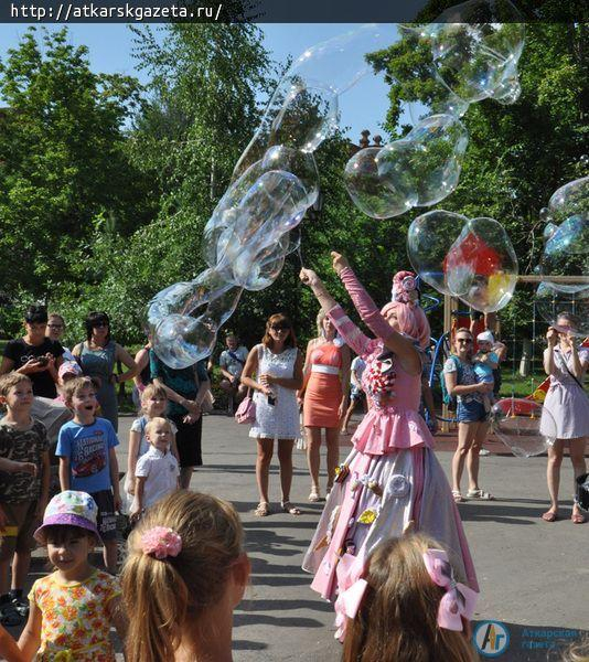 Юные аткарчане пришли в восторг от шоу мыльных пузырей (ФОТО)