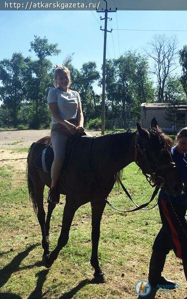 Юные казаки из Аткарска учились скакать на коне и стрелять из автомата
