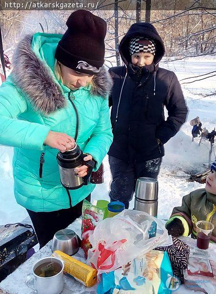 Юные туристы прокатились по сосновому бору на сноуборде