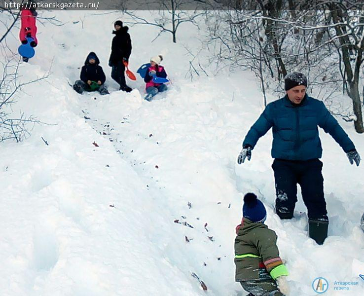 Юные туристы прокатились по сосновому бору на сноуборде