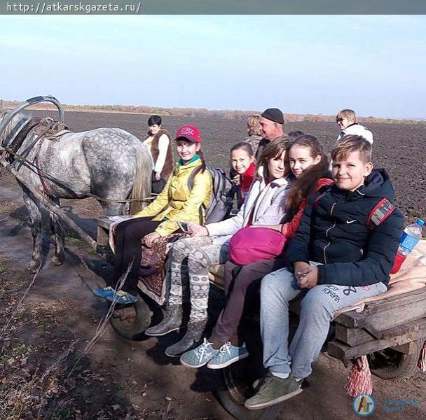Юные туристы совершили путешствие к Моленному роднику и катались верхом на лошадях (ФОТО)