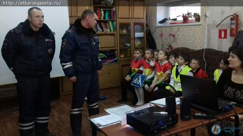 Юных аткарчан в Школе безопасности учат уважать дорогу (ФОТО)