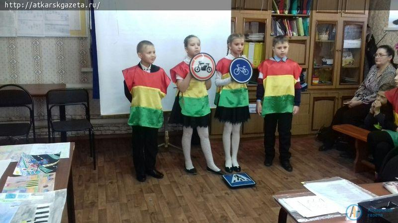 Юных аткарчан в Школе безопасности учат уважать дорогу (ФОТО)