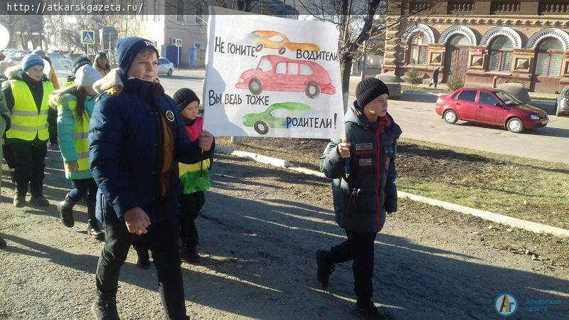Юных аткарчан в Школе безопасности учат уважать дорогу (ФОТО)
