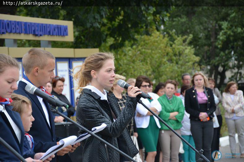 Минутой молчания почтили память погибших в Беслане ученики аткарских школ (ФОТО)