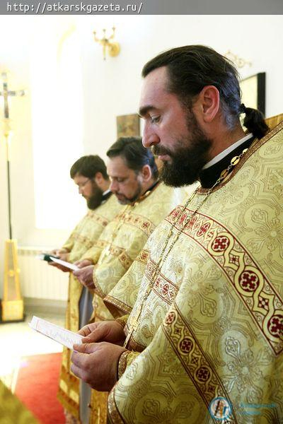 Митрополит Лонгин отслужил литургию в Петропавловском храме Аткарска (ФОТО)