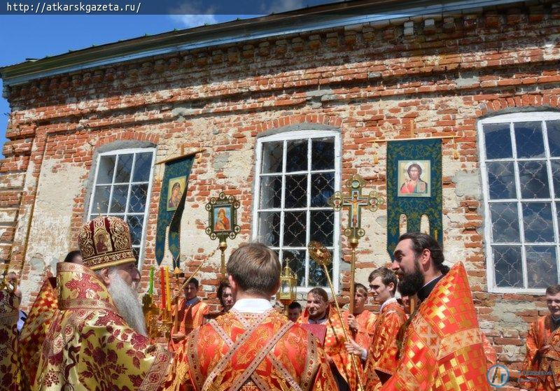 Митрополит ЛОНГИН посетил склеп Юрьевичей в селе Старая Лопуховка (ФОТО)