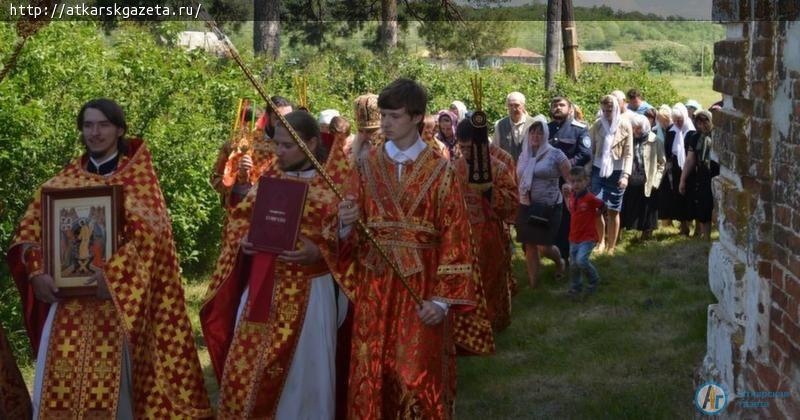 Митрополит ЛОНГИН посетил склеп Юрьевичей в селе Старая Лопуховка (ФОТО)