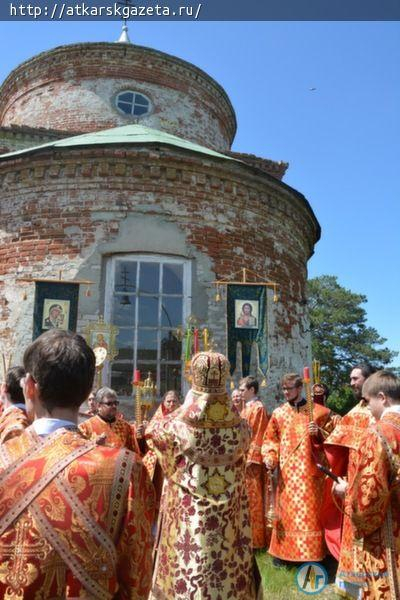 Митрополит ЛОНГИН посетил склеп Юрьевичей в селе Старая Лопуховка (ФОТО)