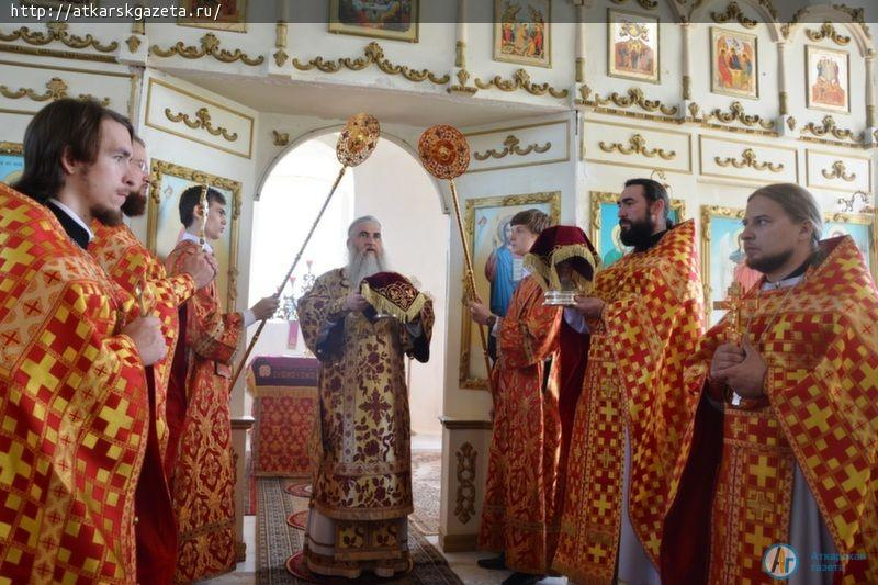 Митрополит ЛОНГИН посетил склеп Юрьевичей в селе Старая Лопуховка (ФОТО)