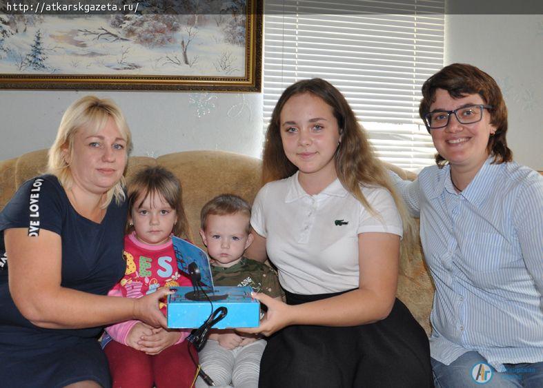 Многодетной аткарской семье подарили приставку для приема цифрового телевидения