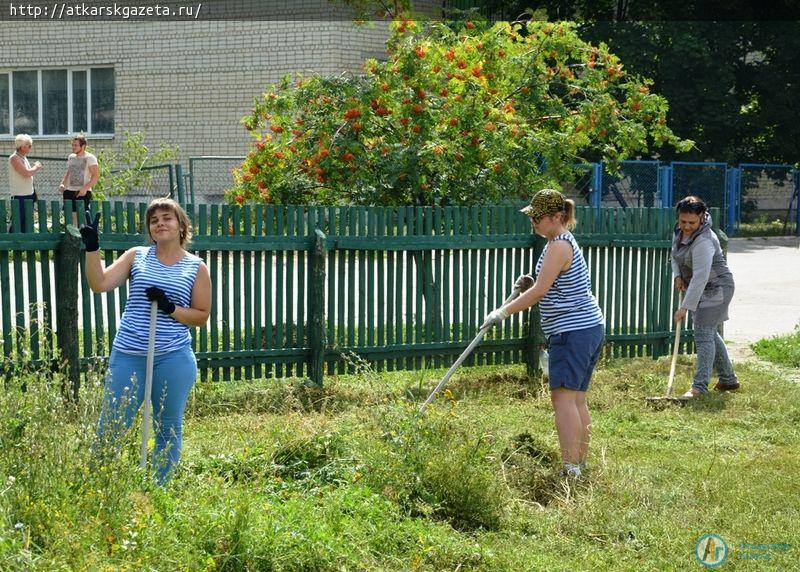 Молодежь и единороссы привели в порядок детскую площадку (ФОТО)