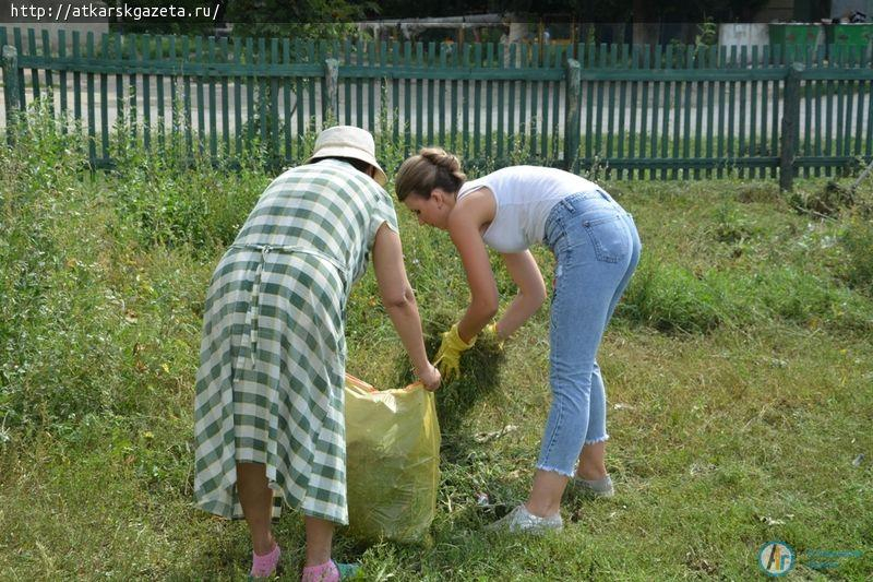 Молодежь и единороссы привели в порядок детскую площадку (ФОТО)
