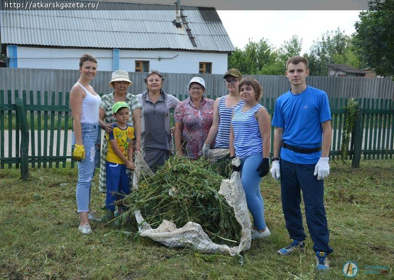 Молодежь и единороссы привели в порядок детскую площадку (ФОТО)