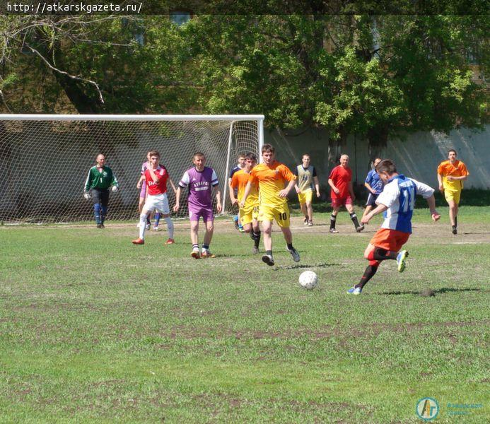 Мужской футбол приглашает болельщиков на стадион