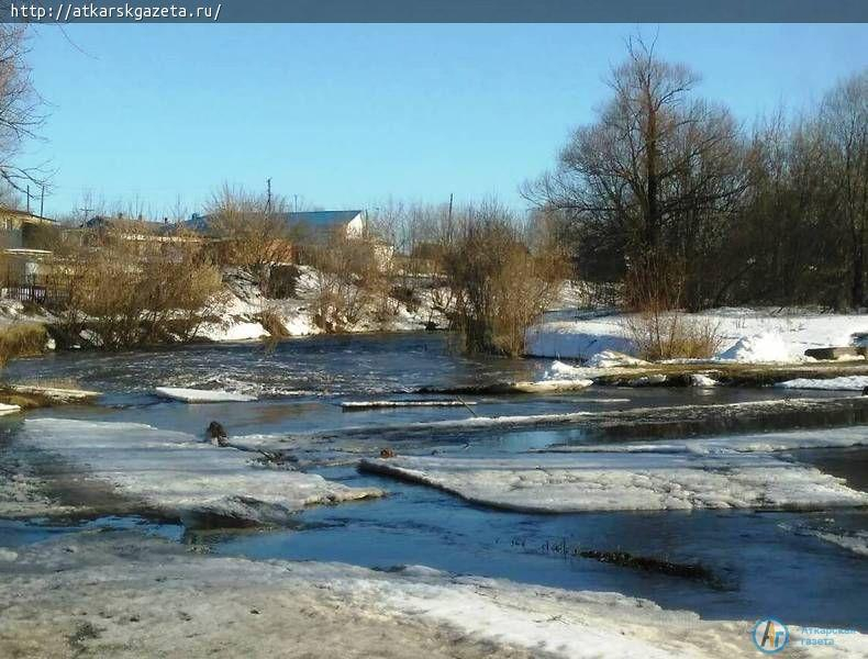 На Аткаре начался весенний ледоход