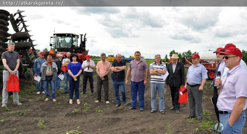 На аткарских полях показали технику «прорыв в будущее» (ФОТО)