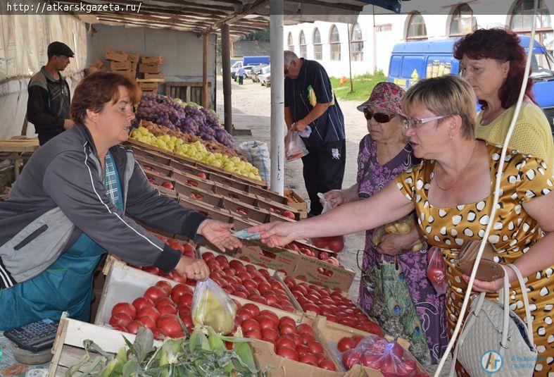 На аткарском рынке местная малина по цене перещеголяла кавказскую черешню (ФОТО)