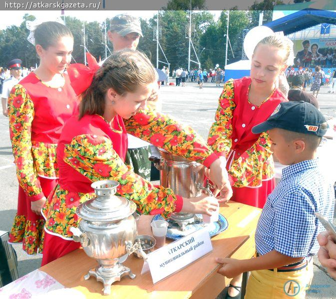 На фестивале «Казачьи кренделя» аткарчане удивили чаем из самовара и песней про Дон (ФОТО)