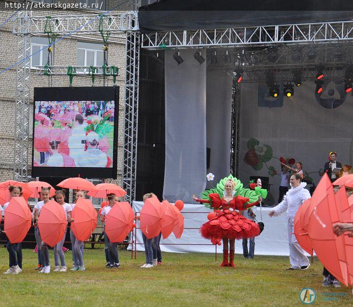 На фестивале клубники в Балаково побывала аткарская делегация (ФОТОРЕПОРТАЖ)